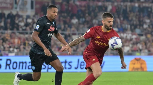 Serie A, Osimhen piega la Roma all'Olimpico, Napoli di nuovo a +3 sul Milan