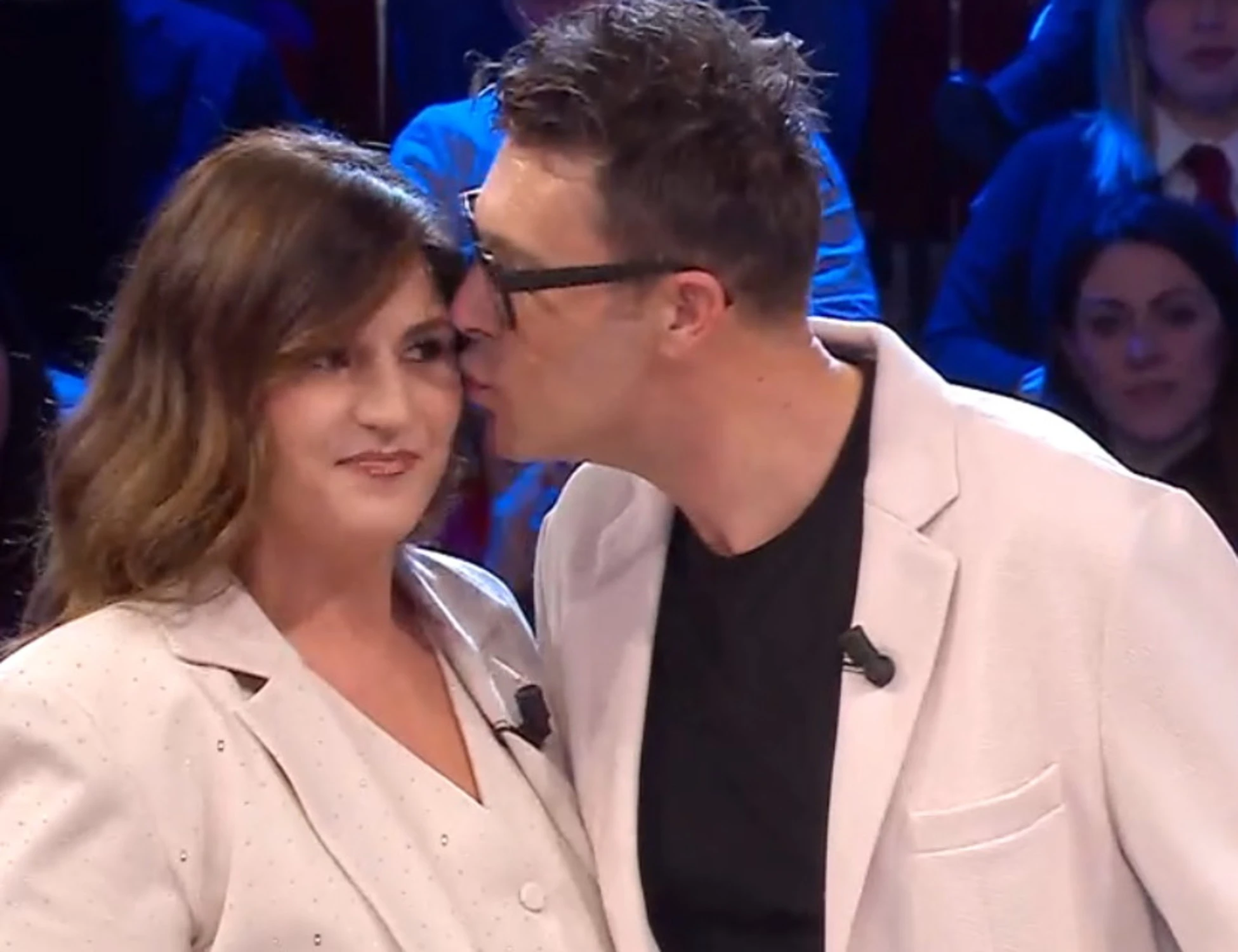 Affari Tuoi, tensione tra Giovanni e sua moglie CInzia: "Non voleva baciarlo!"