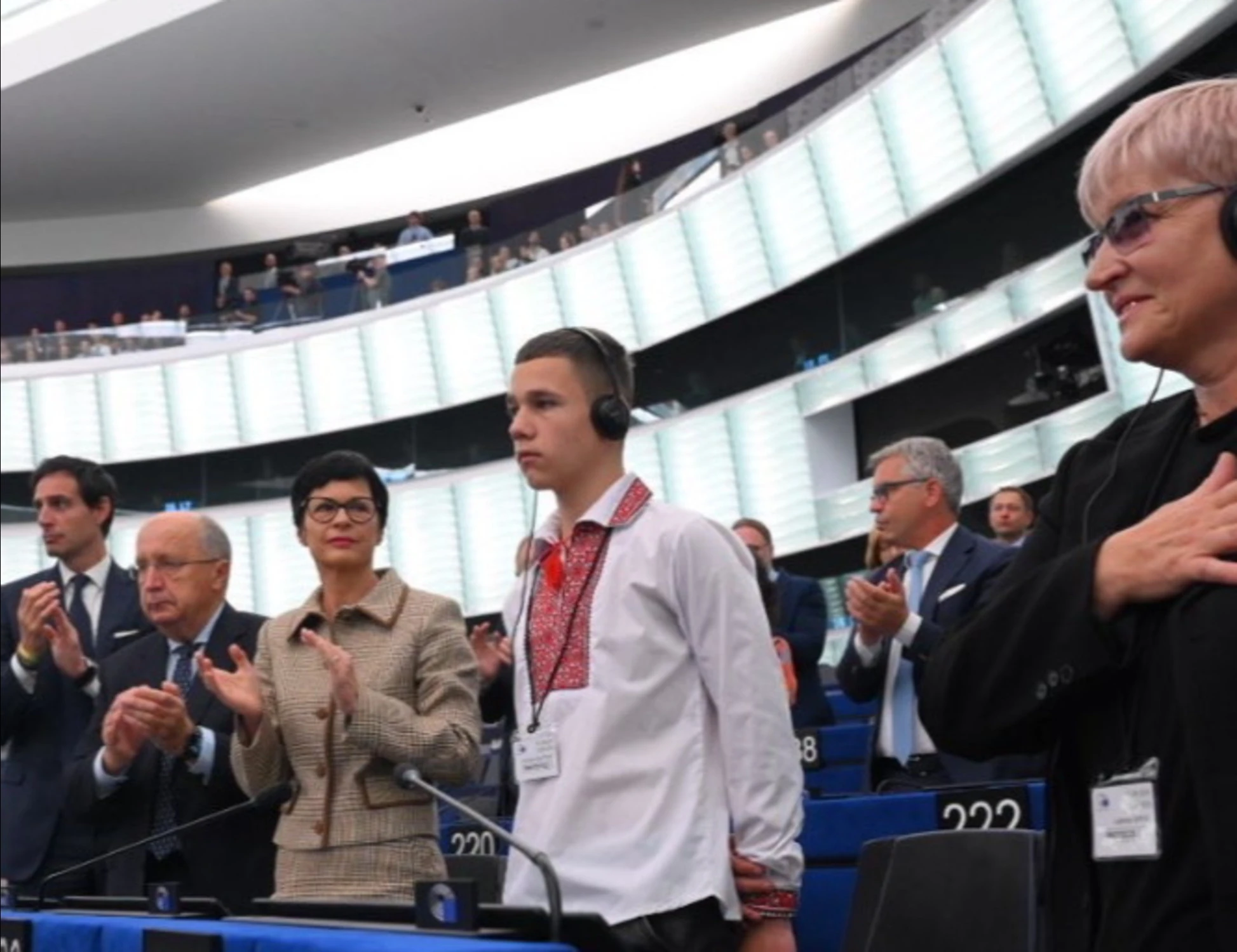 Von der Leyen porta Sasha all'Europarlamento: attacco diretto a Putin