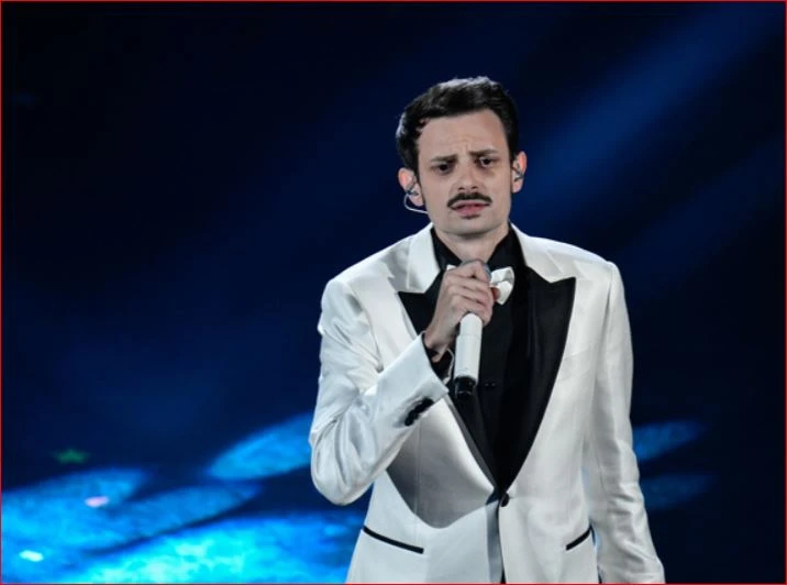 Sanremo 2019, Rovazzi sul palco fa piangere l'Italia: "Caro papà, non so come contattarti ma..."