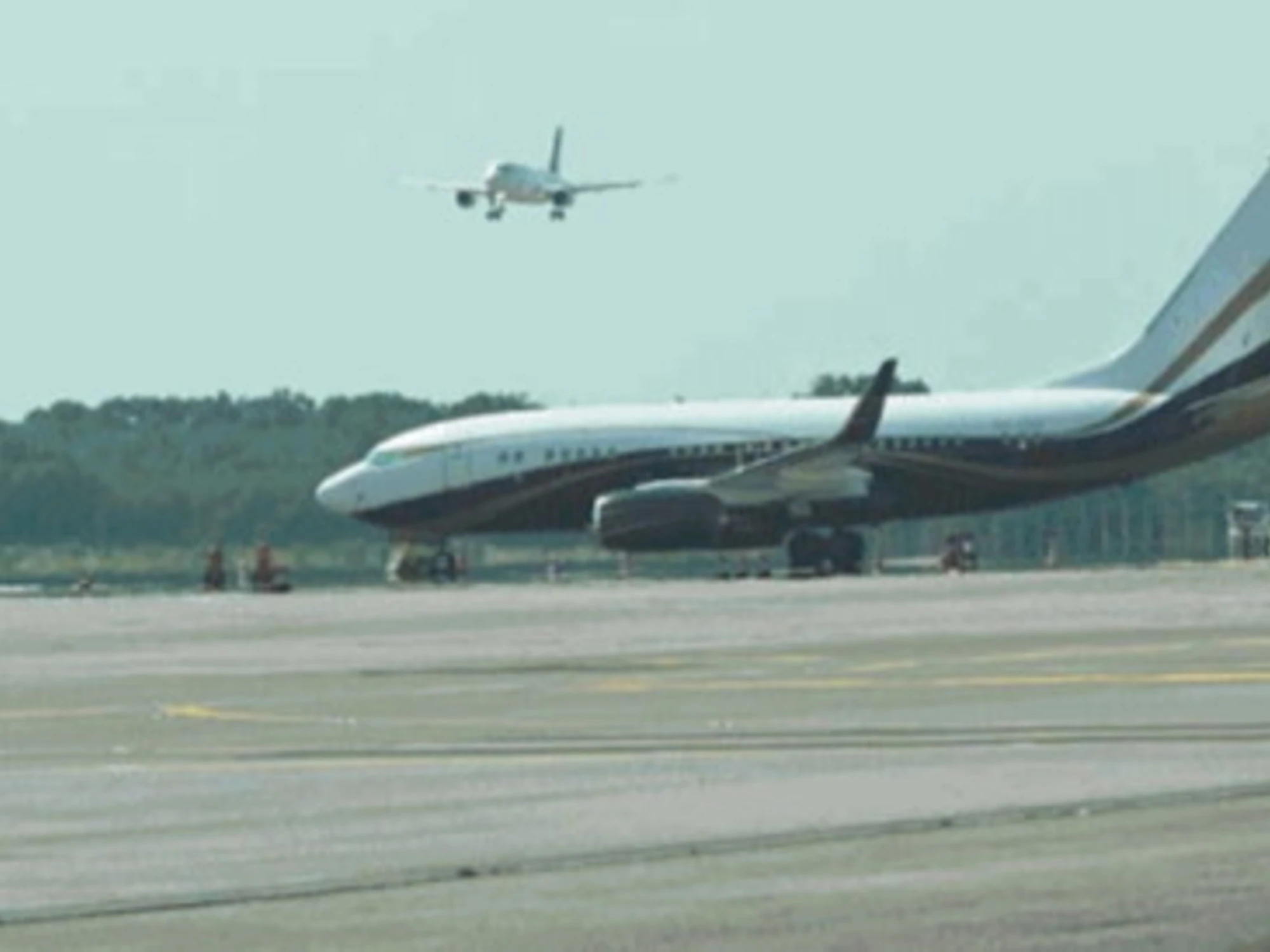 Linate, tunisino irrompre in pista: attimi di terrore