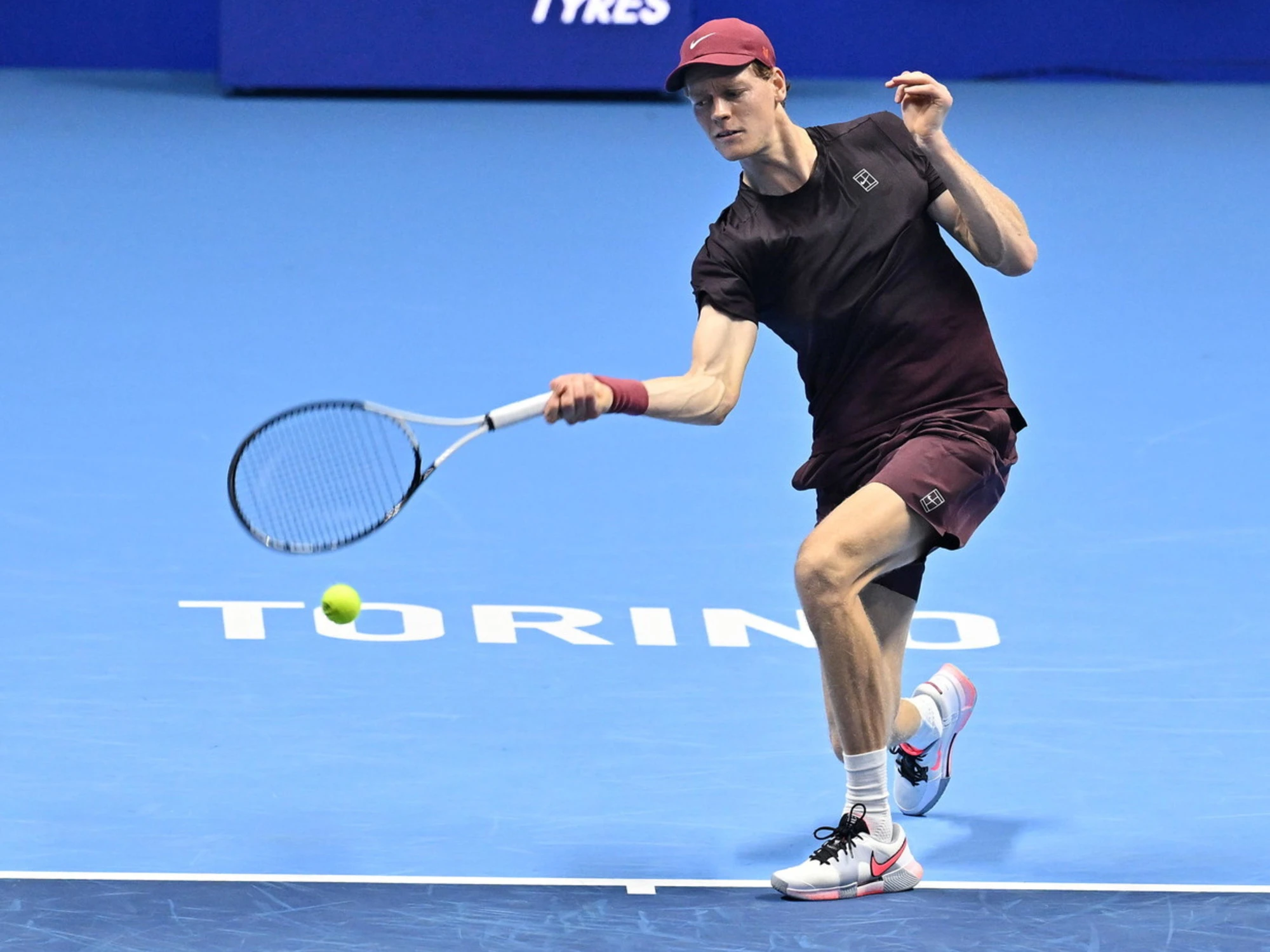 Jannik Sinner strapazza De Minaur: il colpo pazzesco, tutti in piedi