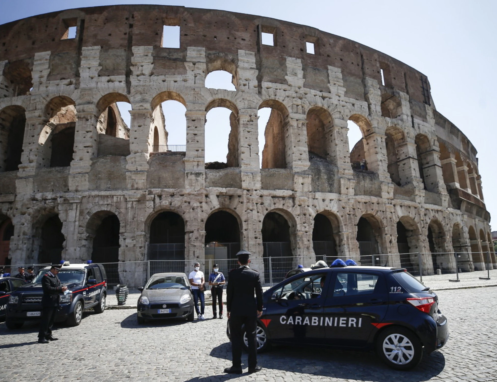 Roma, tenta di scavalcare la recinzione fuori dal Colosseo ma resta infilzato