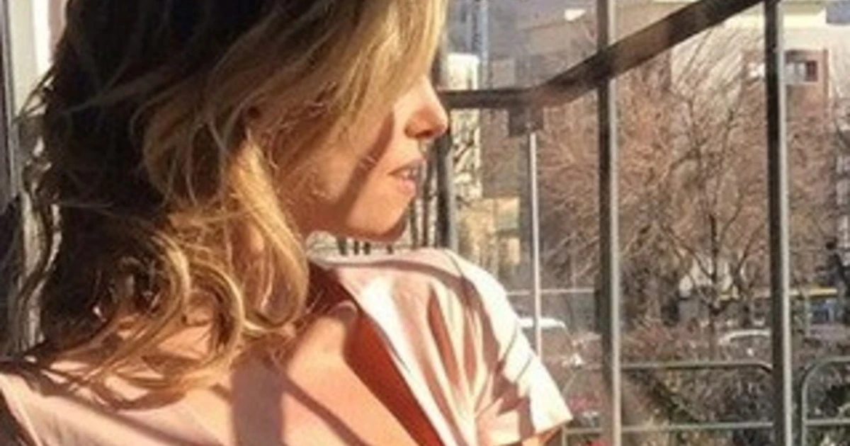 Justine Mattera, seno in fuga dalla camicetta: la foto incendiaria, body e biciclette