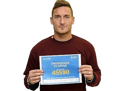 Filippine, appello di Totti con Unicef: 'Aiutiamo bambini e famiglie'/VIDEO