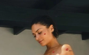 Elodie fa impazzire gli italiani: topless integrale (e gira una voce molto maliziosa)