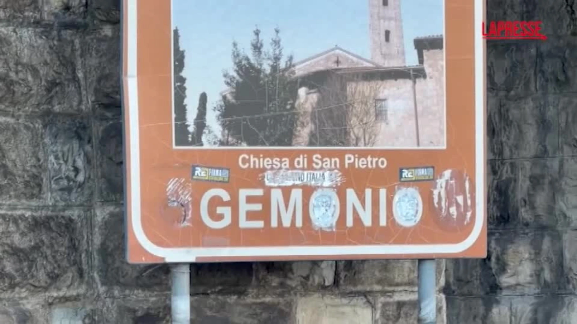 Bossi, lo striscione davanti alla sua casa: "Per sempre i tuoi Giovani padani"