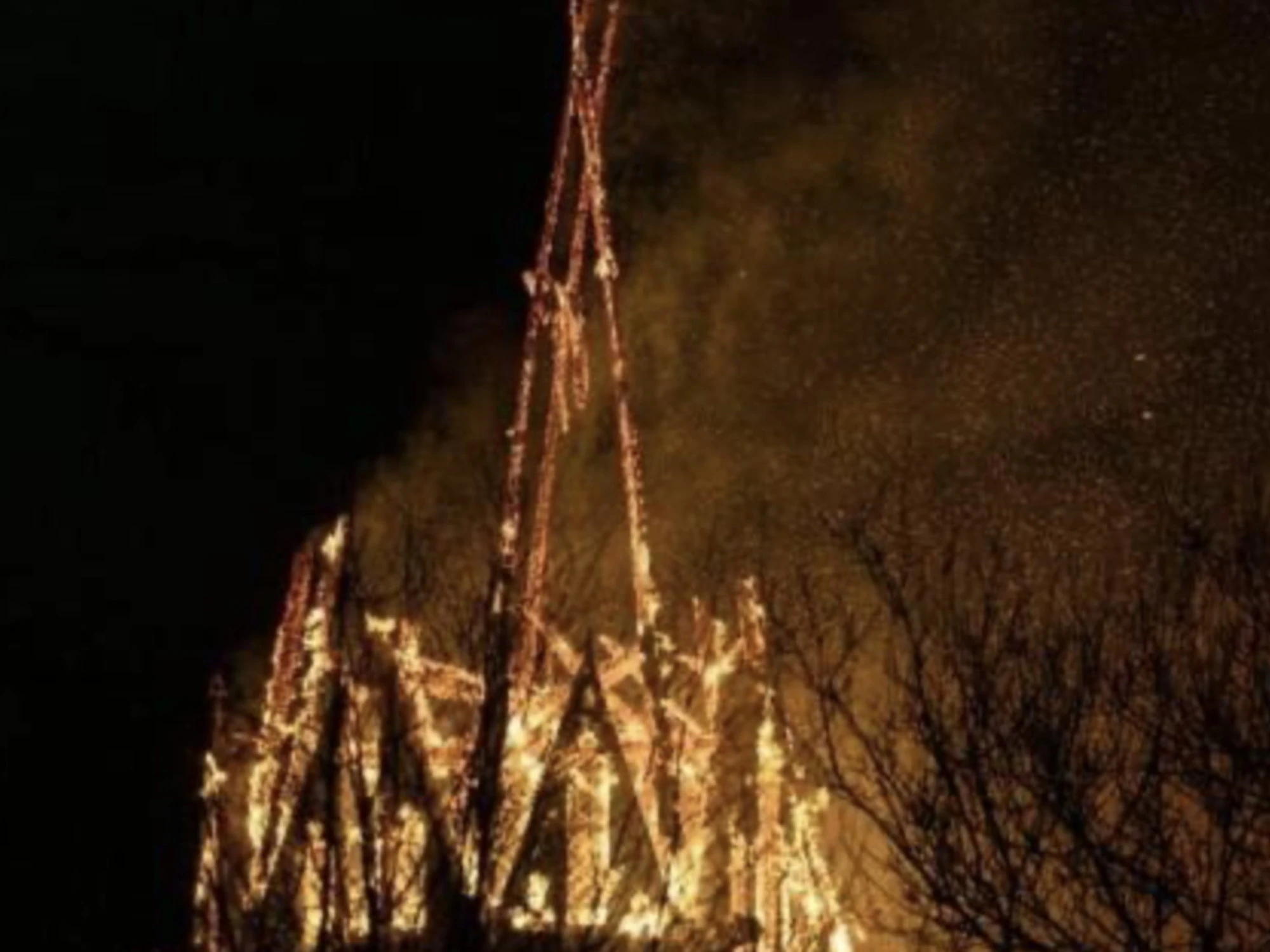 Amsterdam, fiamme distruggono una chiesa in centro. Crolla il campanile