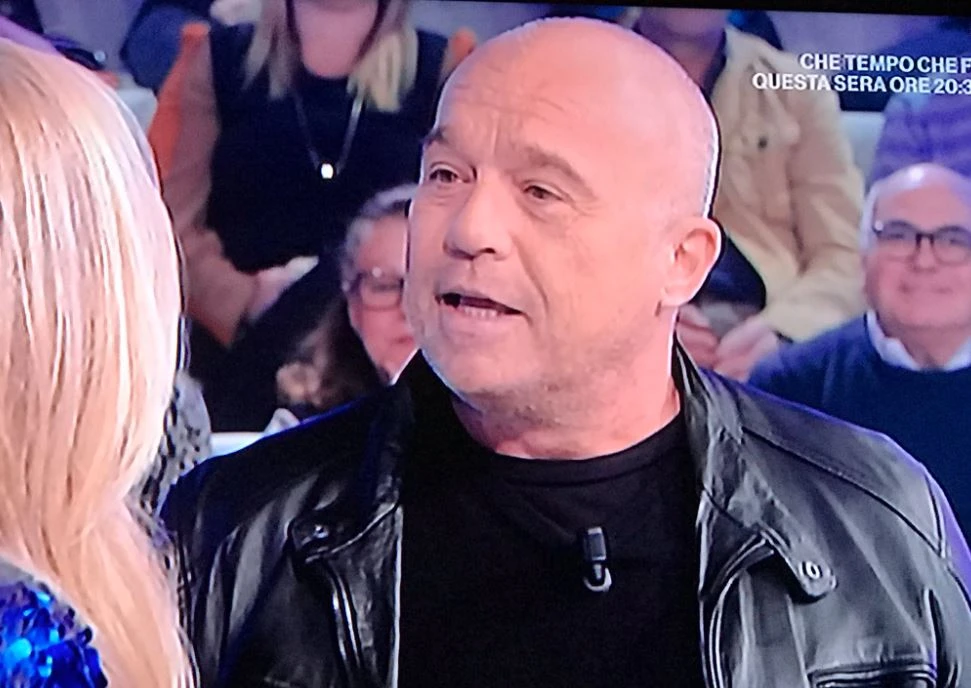 Domenica in, Claudio Amendola come non lo avete mai visto prima: gelo in studio, si presenta così