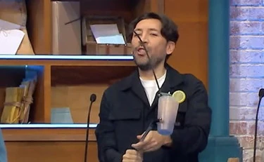 Affari Tuoi, Herbert Ballerina imbarazzante: "Occhiali da pioggia"