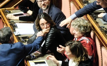Fratelli d'Italia denuncia la deputata Pd: "Gli ha passato le carte, è un fatto grave"