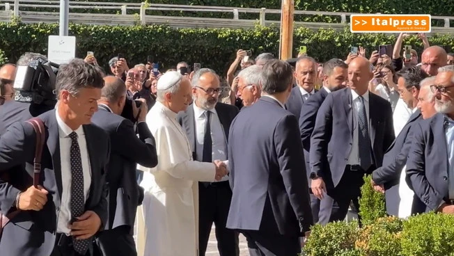 Papa Leone XIV arriva al Policlinico Gemelli