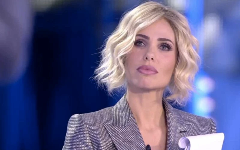 Grande Fratello Vip, Ilary Blasi in diretta si presenza "senza un pezzo". Sconcerto tra i telespettatori