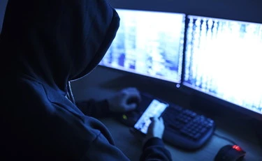 Como, 16enne arrestato per terrorismo: manuale per costruire bombe, "jihadista e neonazista"