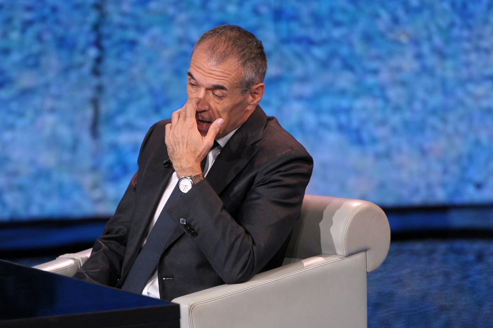 Fabio Fazio, Carlo Cottarelli devastato dal Fatto quotidiano: "Il Paolo Fox dell'economia"