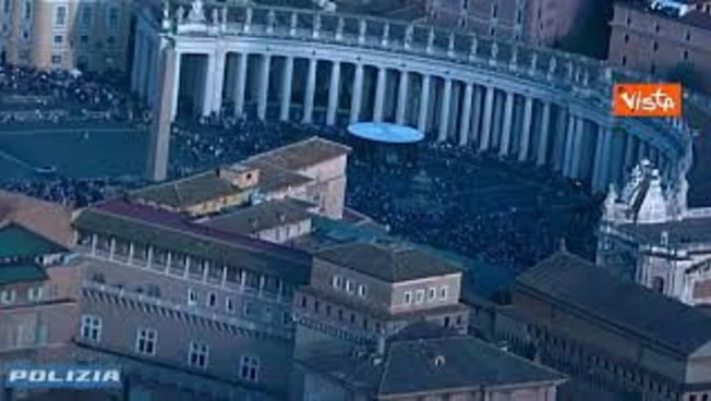 Piazza San Pietro gremita per il conclave, le immagini dall'elicottero della Polizia di Stato