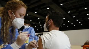 Covid, anticipato l'avvio della terza dose: chi può farsi il booster e da quando