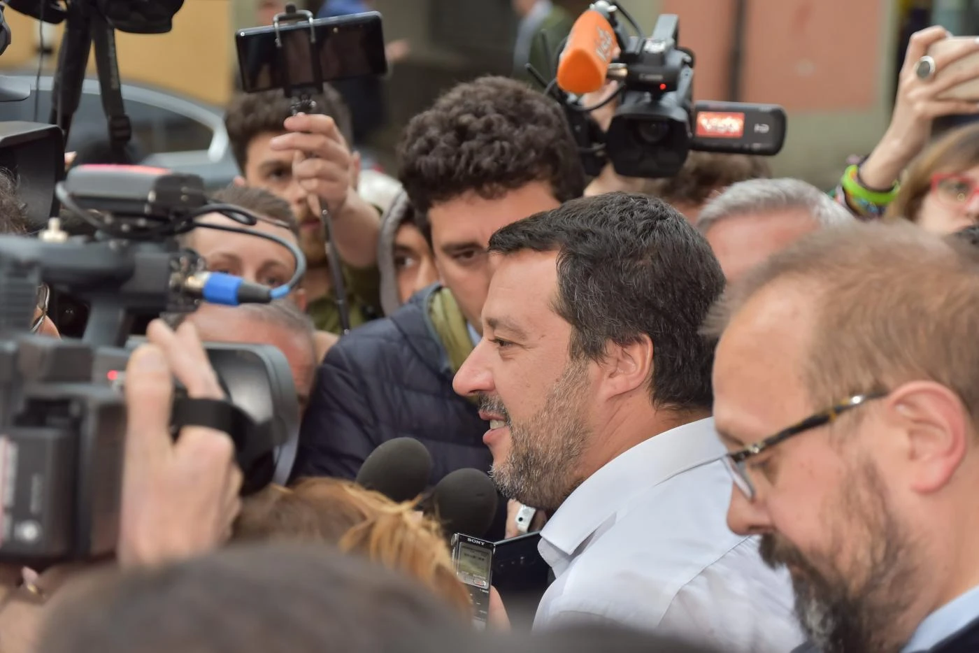 Matteo Salvini, disgrazia al comizio: anziana colta da malore mentre canta l'inno leghista