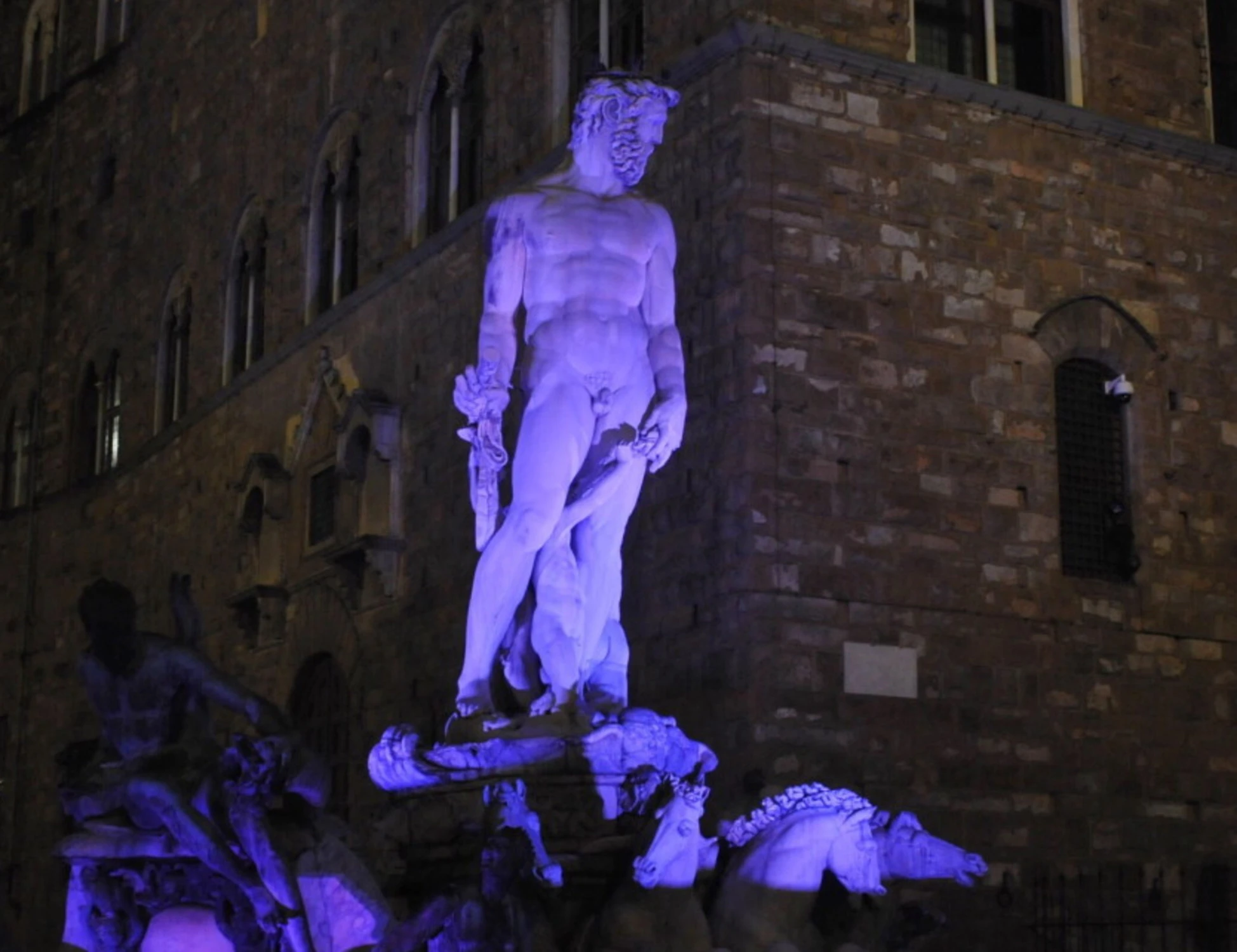 Firenze, si arrampica sulla fontana del Nettuno: danni per 5mila €