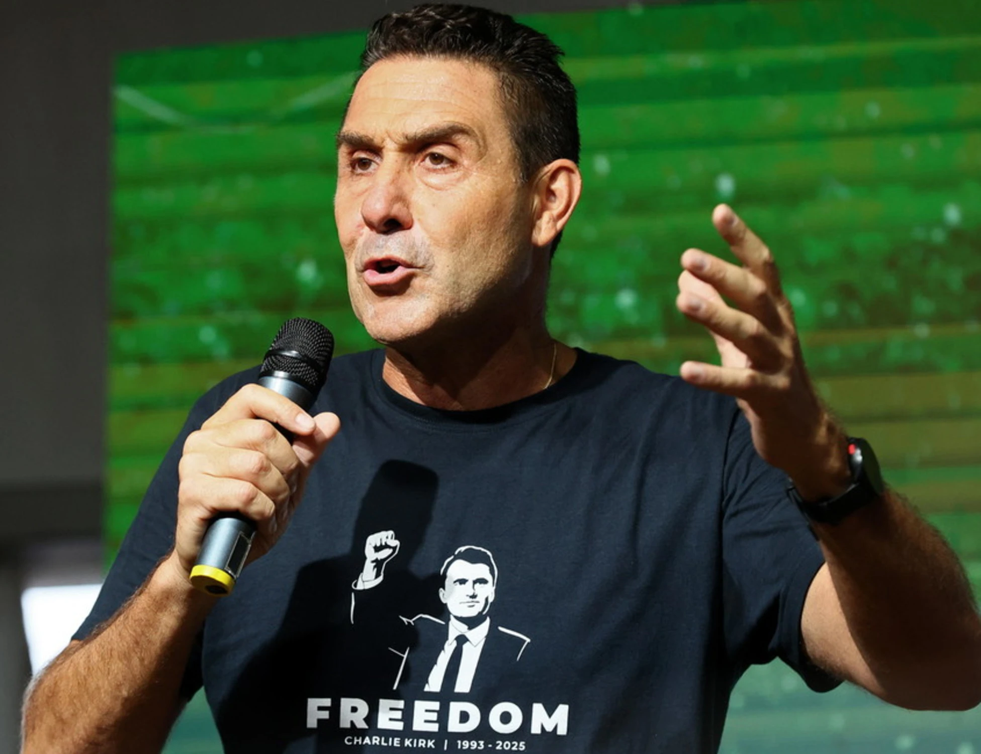 Pontida, il generale Vannacci con la maglia di Kirk: "La scorta me la faccio da solo"