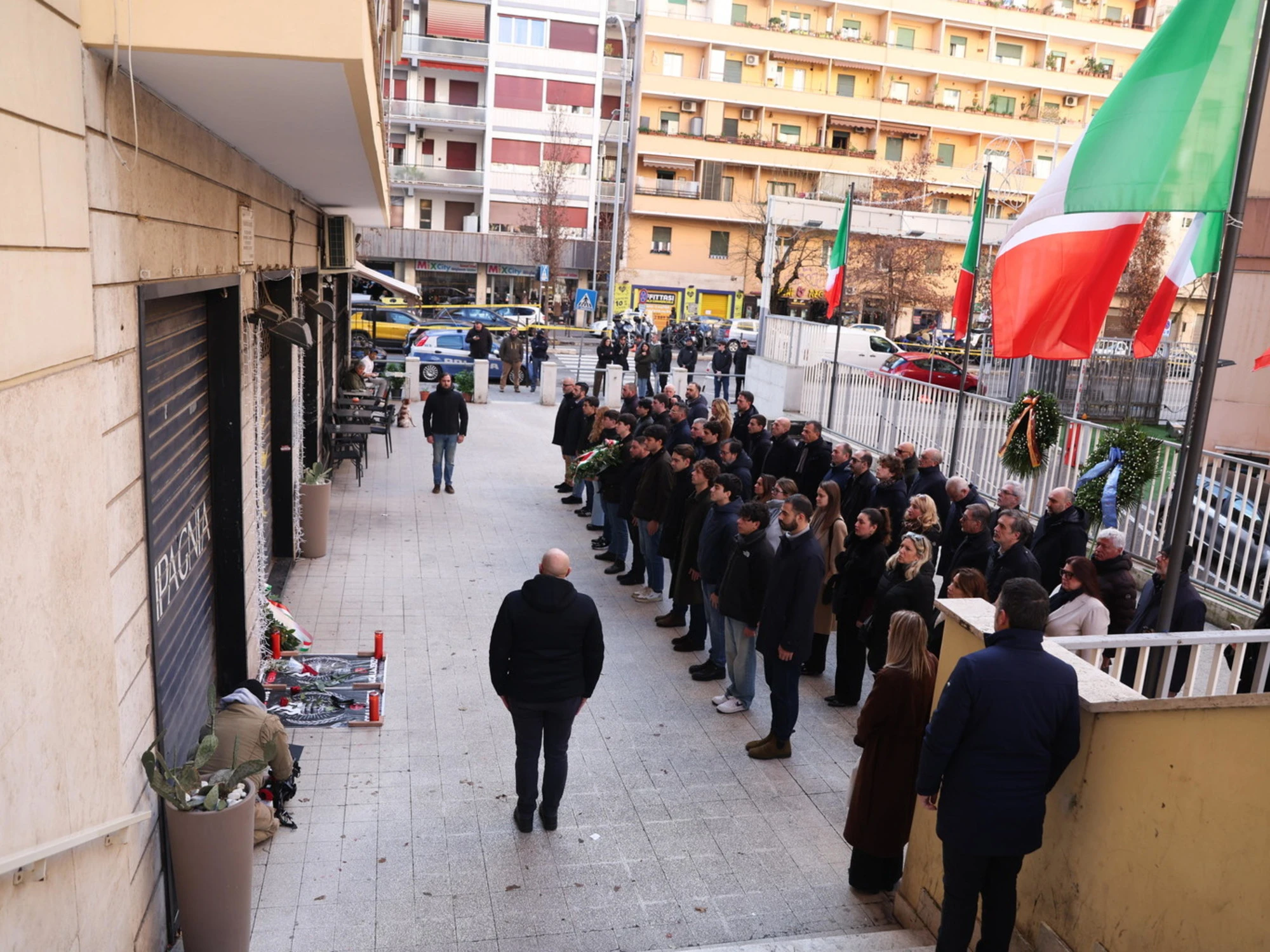 Acca Larentia, coltelli e spranghe: violenza rossa, 4 feriti