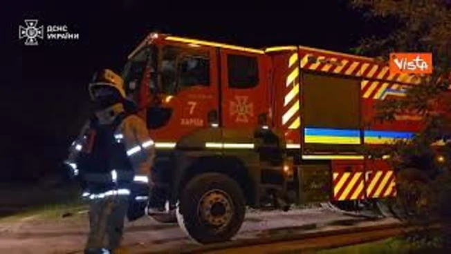Attacco russo a Kharkiv, edifici distrutti e 40 morti, le immagini dei soccorsi