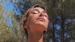 Belen Rodriguez, topless proibito ai comuni mortali: in piscina, coperta solo dallo slip (mini)