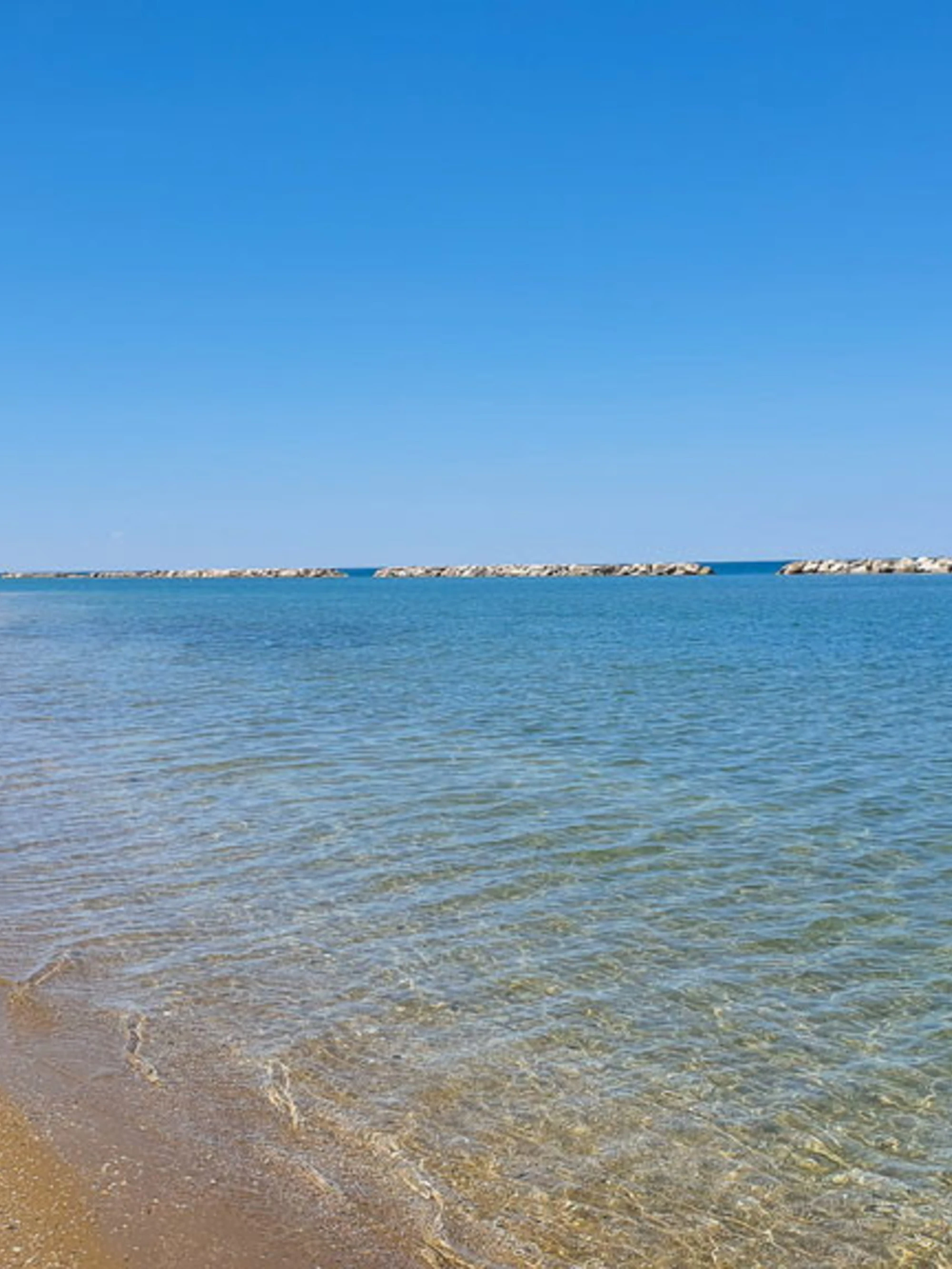 Focara, bomba in spiaggia: panico tra i bagnanti, litorale chiuso