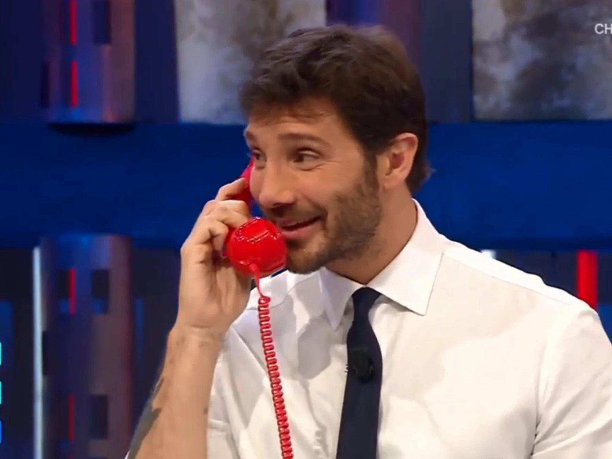 Affari Tuoi, clamoroso De Martino: "Ti piacciono tanto, eh?". Sfida apertamente il Dottore