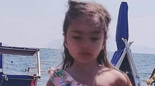 Castellammare di Stabia, Vittoria morta a 5 anni in mare: l'infamante accusa ai bagnini