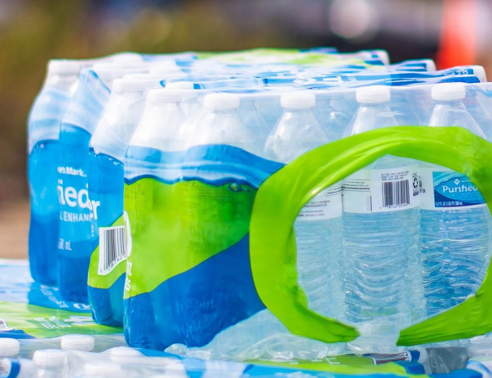 Ue, addio alle confezioni di acqua da sei: l'ultima follia green