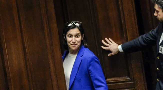 Schlein vuole la passerella a scuola, ma la lasciano fuori. La Lega insorge: "Si vergogni"