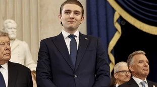 Barron Trump e la frase sussurrata a Biden: "Scuro in volto", ecco la verità