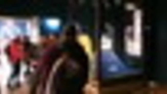 Lanciano cibo contro una teca contenente la Corona di re Carlo III