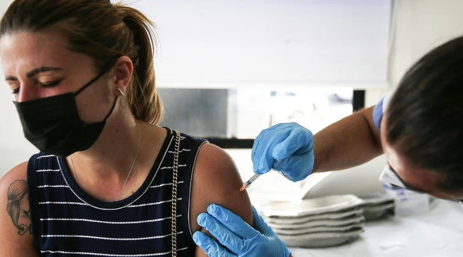 Vaccino, terza dose anche in Italia. Gli scienziati: "Non è per tutti", ecco chi la deve evitare