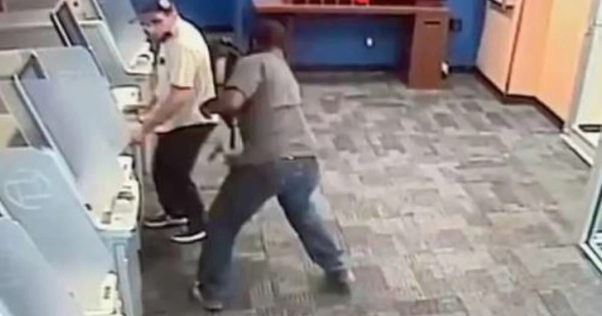 Uomo massacrato a colpi di accetta al bancomat, scena terrificante: sfregiato senza motivo, come lo hanno ridotto