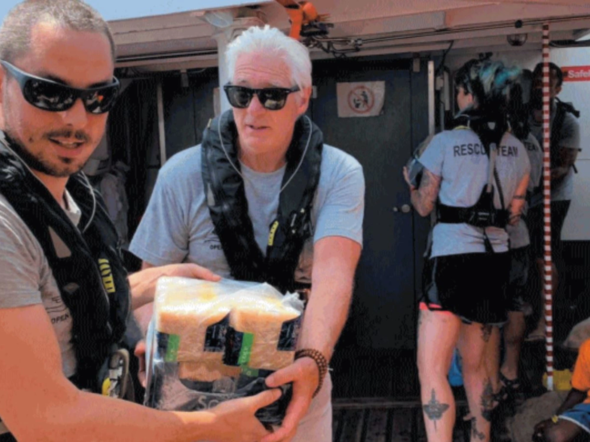 Ci mancava Richard Gere contro i centri in Albania...