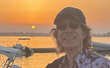 Mick Jagger a Stromboli, arrivano i carabinieri: "Spegnete tutto", una figuraccia planetaria