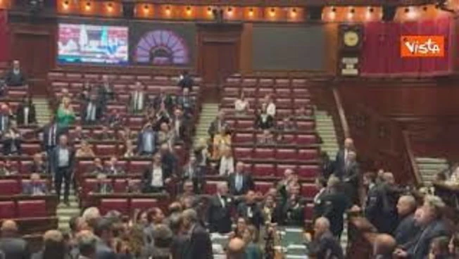 Bagarre alla Camera, opposizione occupa i banchi del Governo, Scotto viene espulso