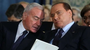 Silvio Berlusconi, "i due giovanotti ti sbranano se non lo fai ora". Retroscena: Gianni Letta l'ha convinto così a sostenere il governo