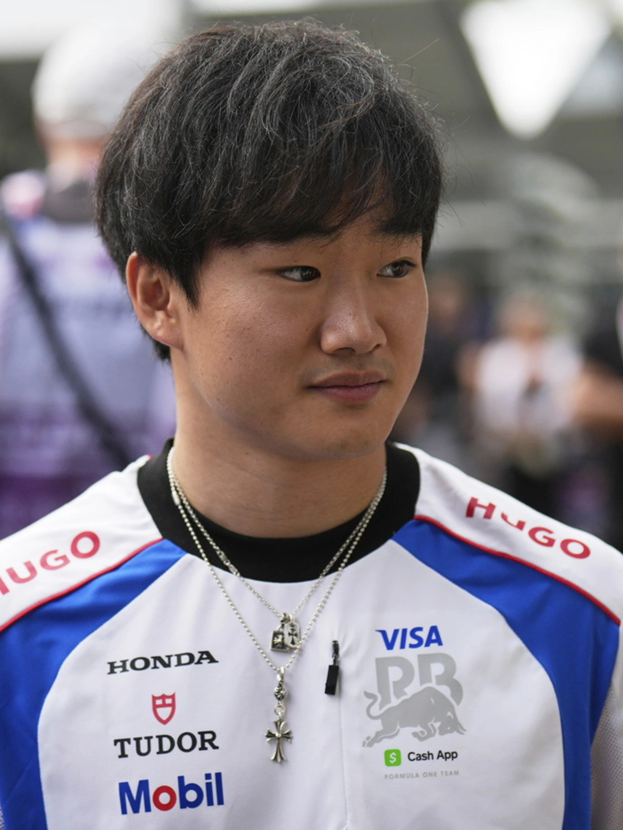 Yuki Tsunoda zittito e trascinato via dall'addetto stampa: la domanda proibita sulla Red Bull