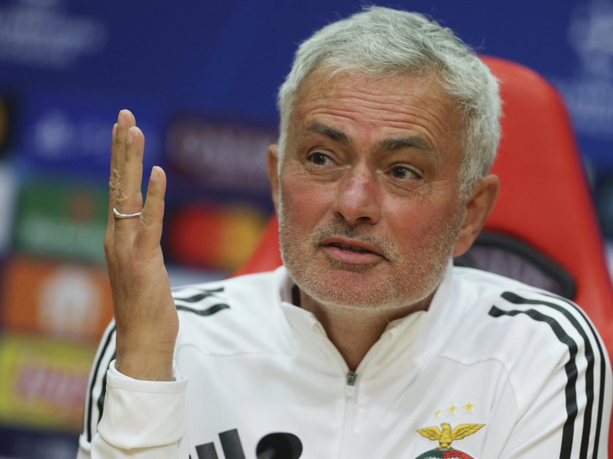 Mourinho, schiaffone ad Antonio Conte: "Accampa delle scuse!"