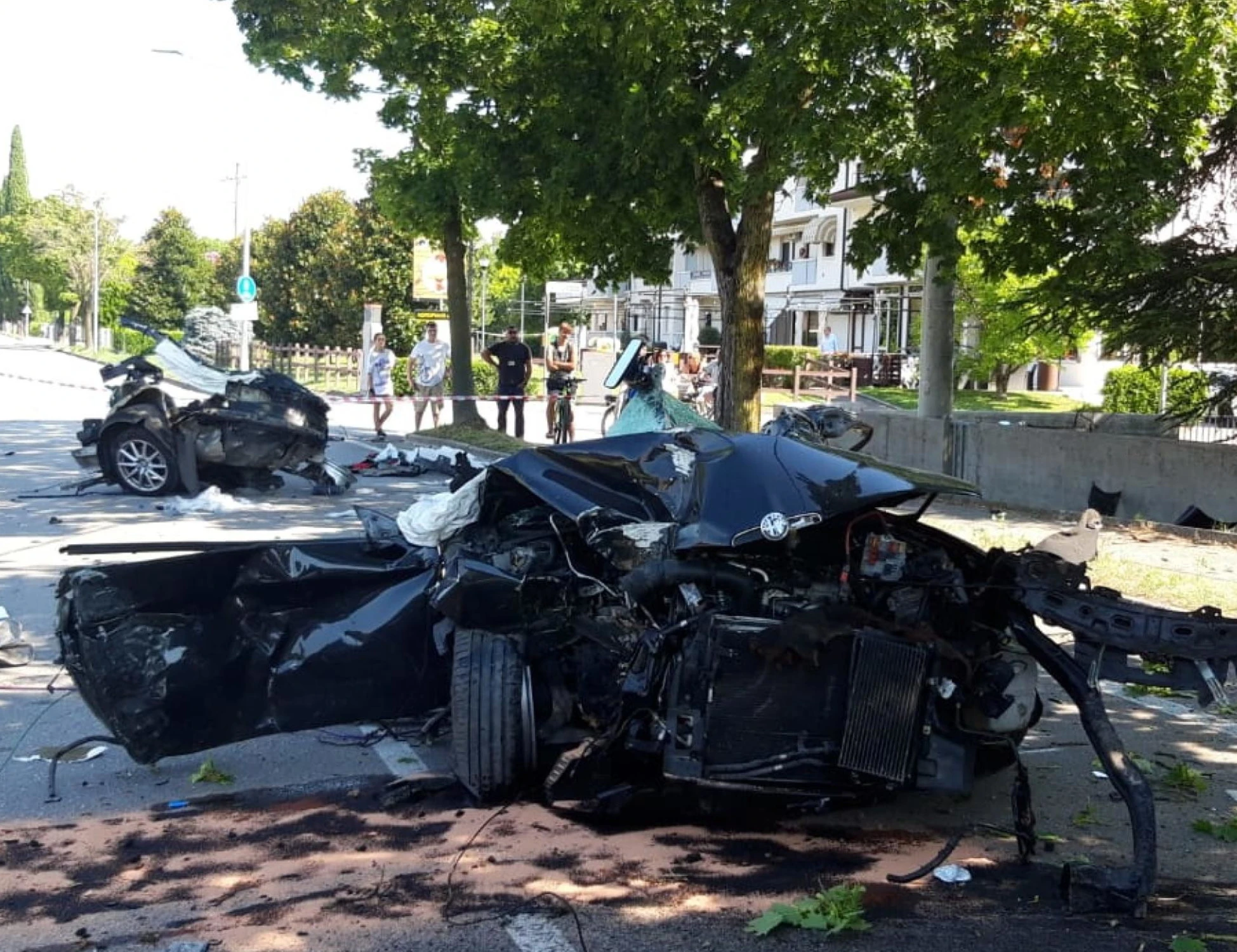Treviso, fugge all'alt: si schianta e muore. Panette di hashish in strada