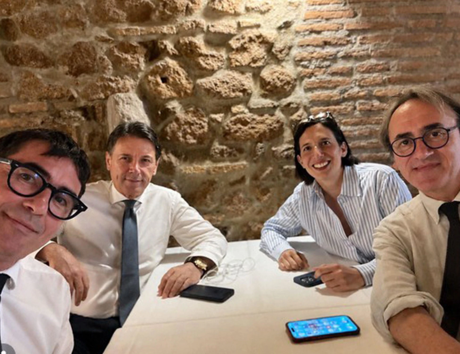 Campo largo, "ma Renzi era sotto il tavolo?": sbertucciati così, sinistra in frantumi