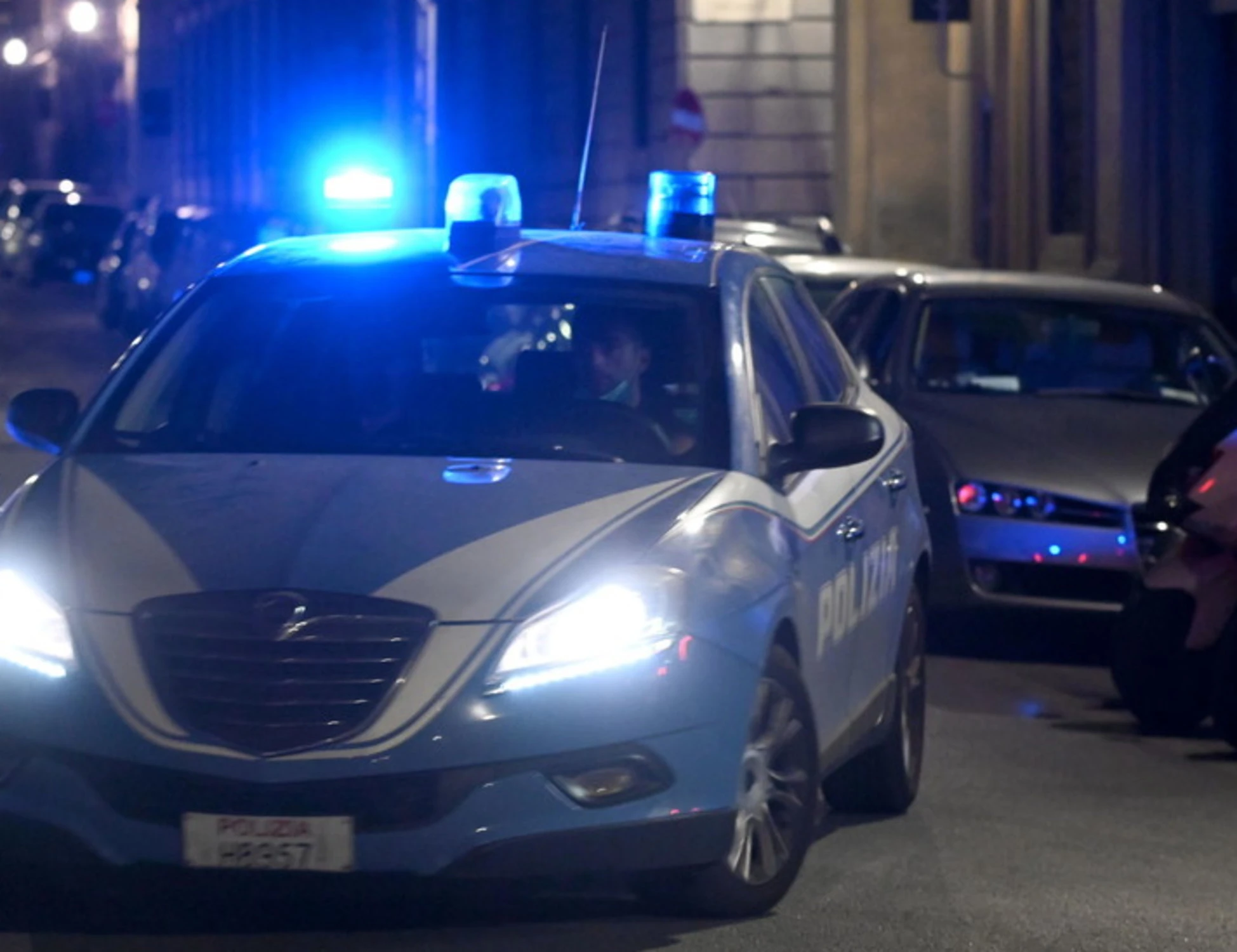 Scandicci, tentano un furto e colpiscono un agente alla testa: due stranieri scarcerati
