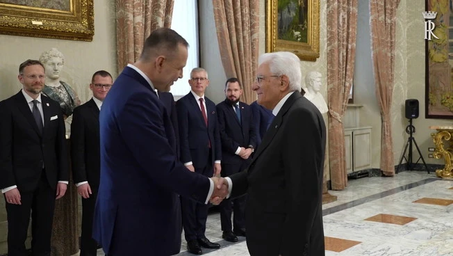 https://media.liberoquotidiano.it/HzCulO1ZJ3LMb6bLAUmWn57kuyrAgHJX06-02yCjgYs/width:800/quality:90/aW1hZ2VzLzIwMjUvMDkvMDUvMTMwNTMzNDAxLTU5NmI4MGU0LWJmZTQtNDBiYS1hMTc5LTNmMjQ5OTAxYjk4Ni5qcGc.webp