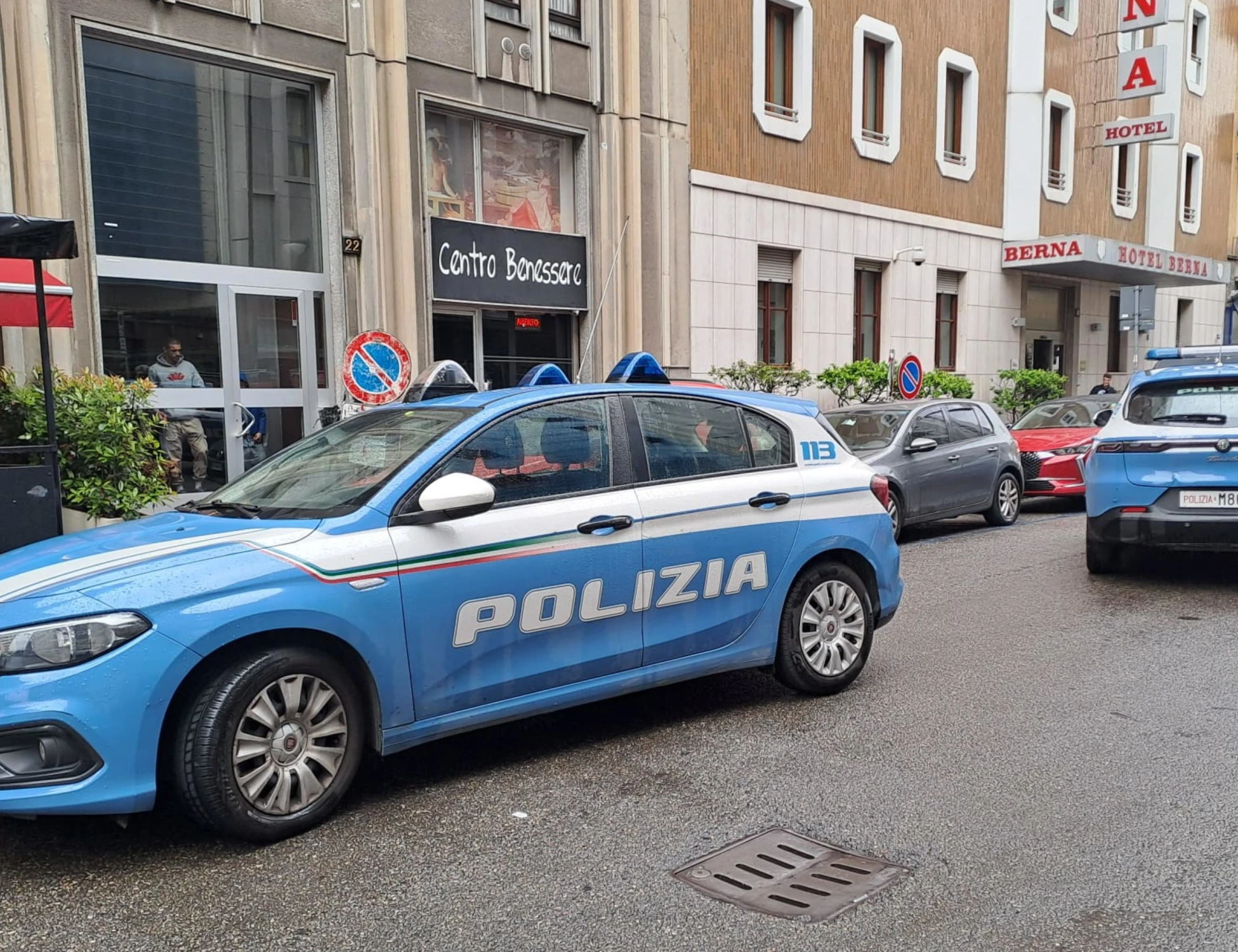 Milano, coltellate in hotel: caccia all'uomo e una donna sparita