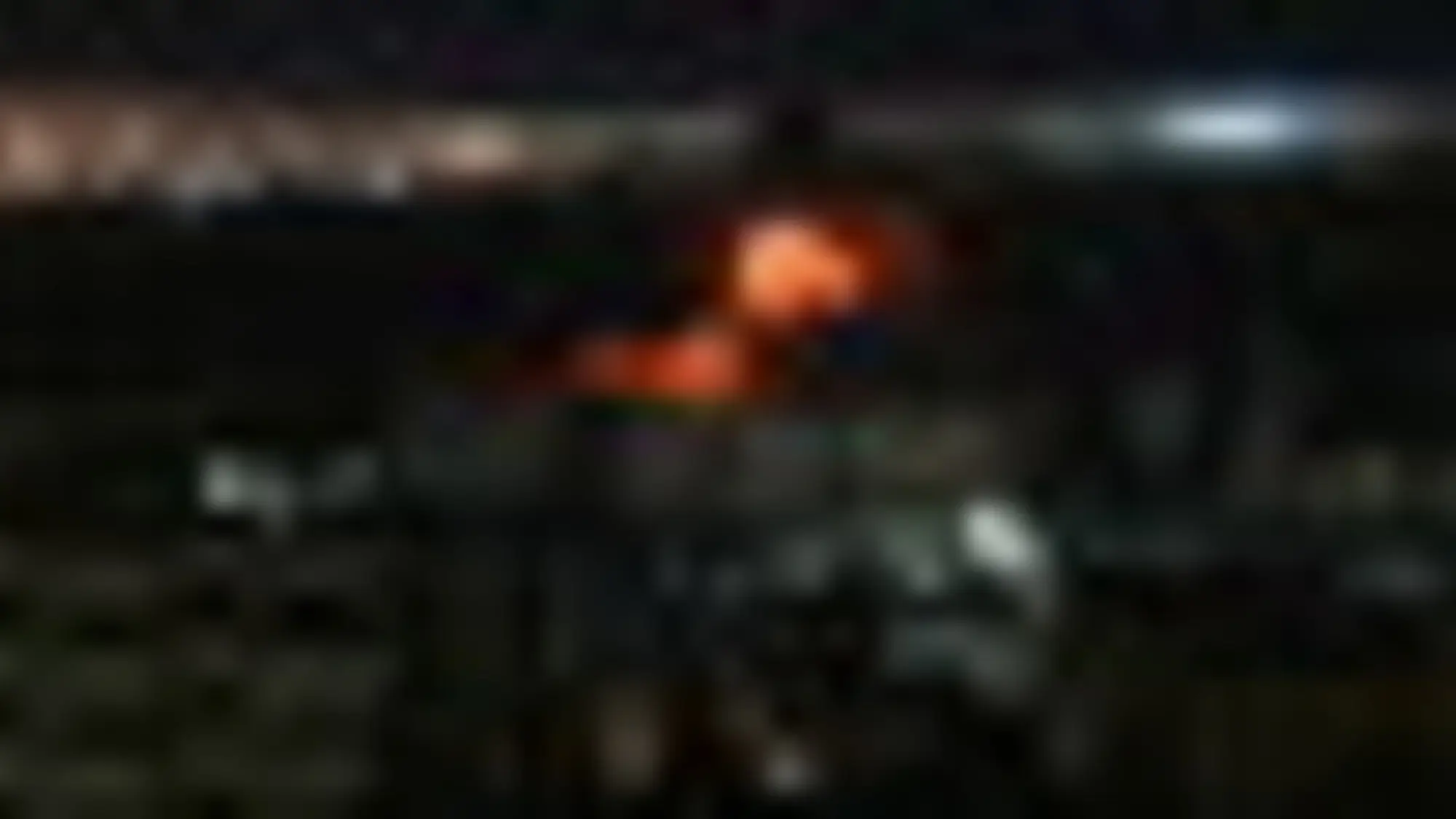 Libano, una grande esplosione illumina nella notte il cielo di Beirut