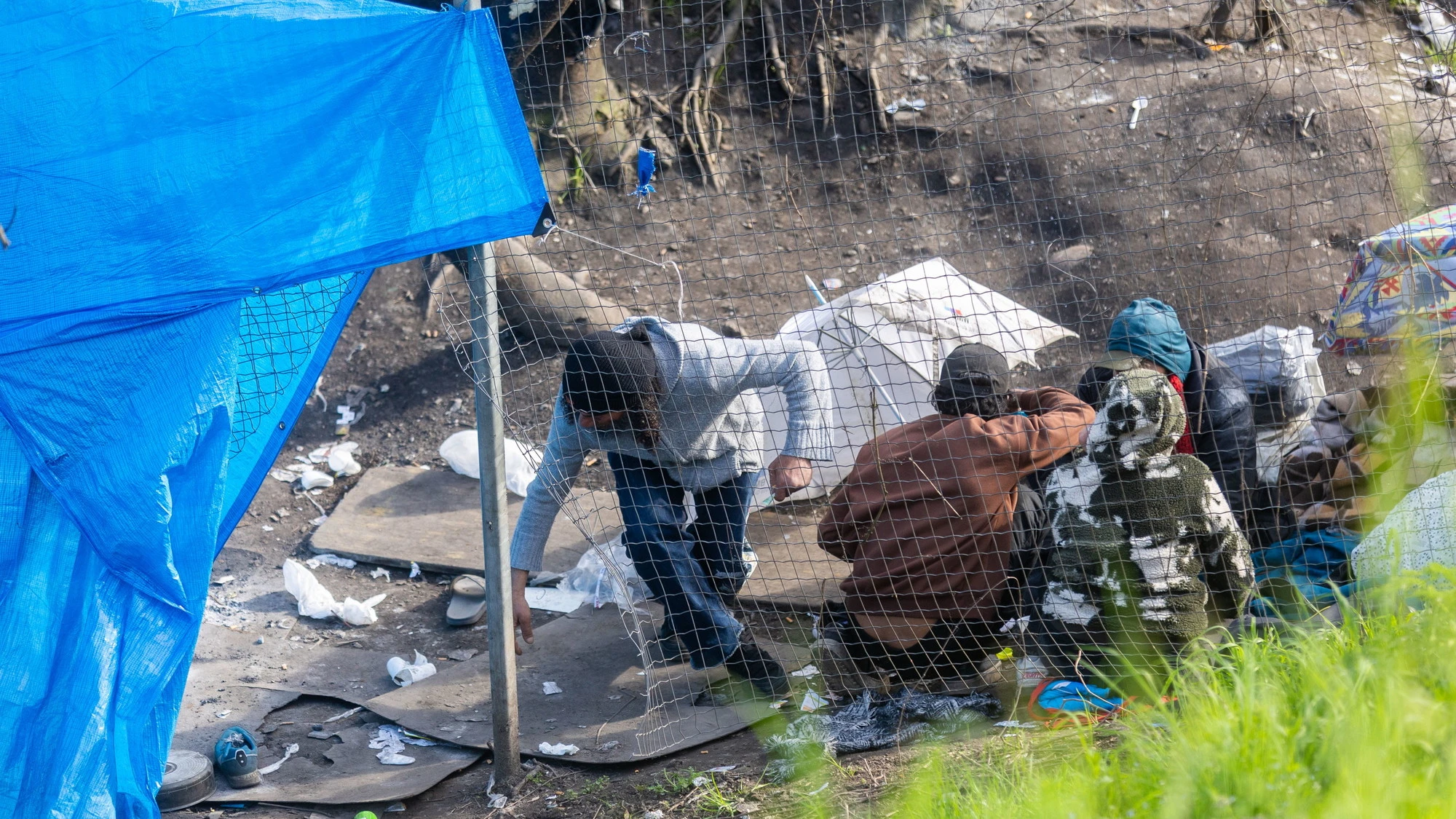 Rogoredo in rivolta contro chi infanga il poliziotto: "Giusto sparare"