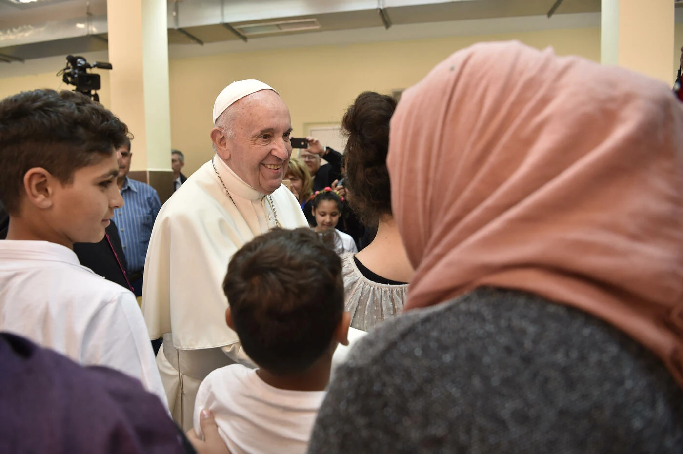 Vaticano, Papa Francesco visita il centro profughi in Bulgaria: "Oggi il mondo dei migranti è la nostra croce"